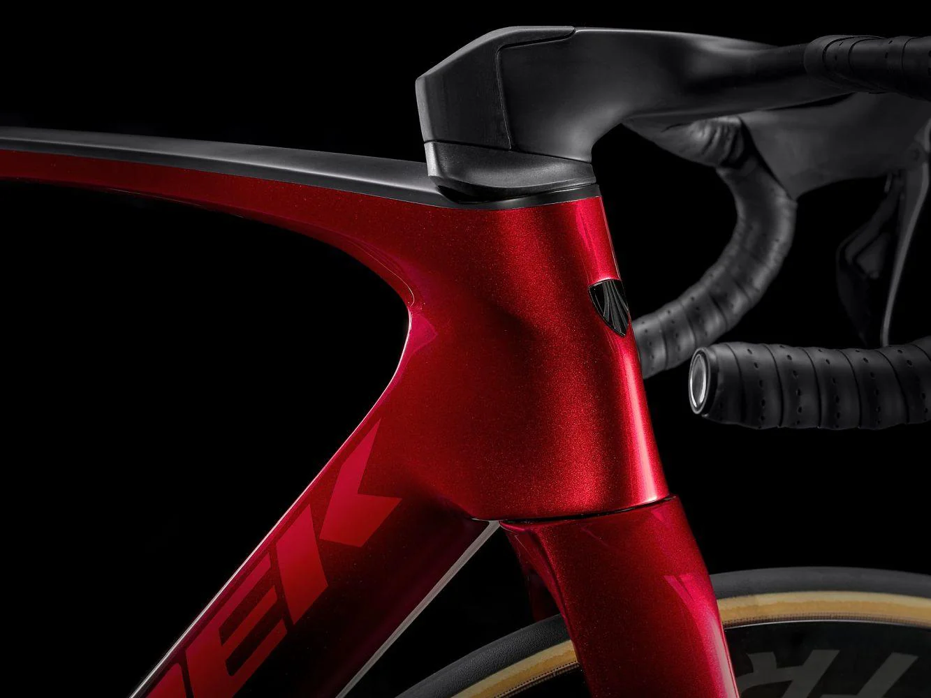 Trek Madone SLR 9 Gen 7 Metallic Red Smoke to Red Carbon Smoke - Image 4